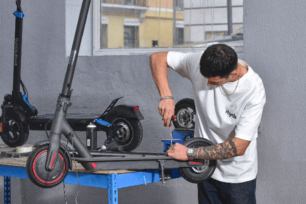 ¿Por qué comprar un patinete o una bicicleta eléctrica reacondicionados